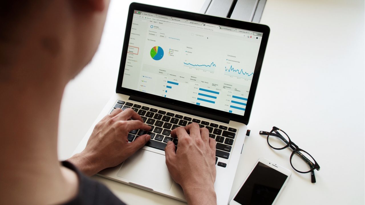Si buscas empleo, la web Glassdoor compara empresas, salarios y hasta ambiente laboral