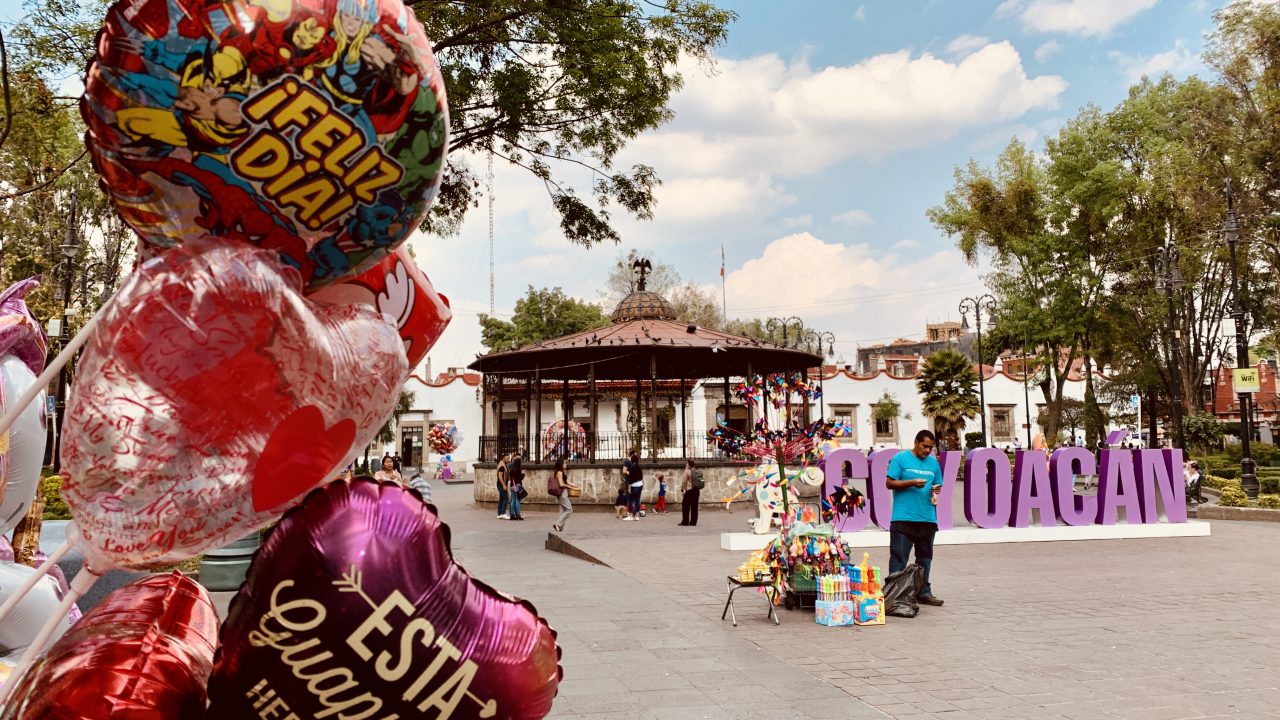 Regulaciones al plástico ‘desinflan’ negocio de globos por Día de San Valentín