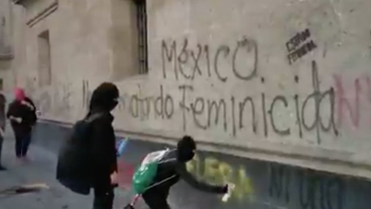 Mujeres protestan con pintas en Palacio Nacional para exigir fin a los feminicidios