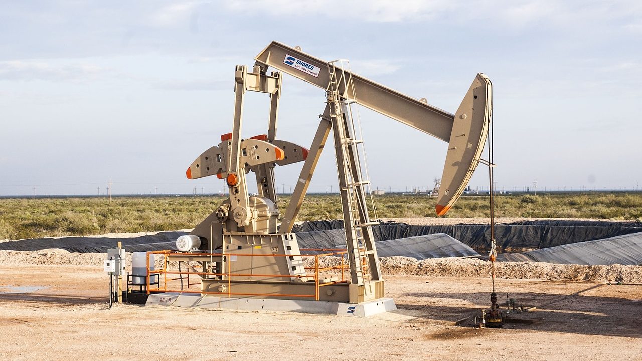 Petroleras venezolanas buscan presionar a Biden para intercambiar combustible