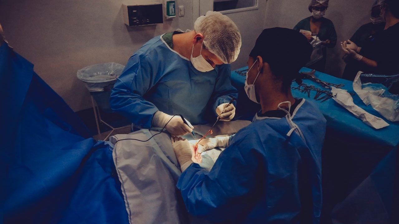 Realizan primer trasplante de traquea en paciente poscovid de Italia