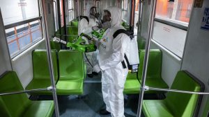 Cuadrilla de desinfección en Metro de la CDMX. Foto: Angélica Escobar/Forbes México.