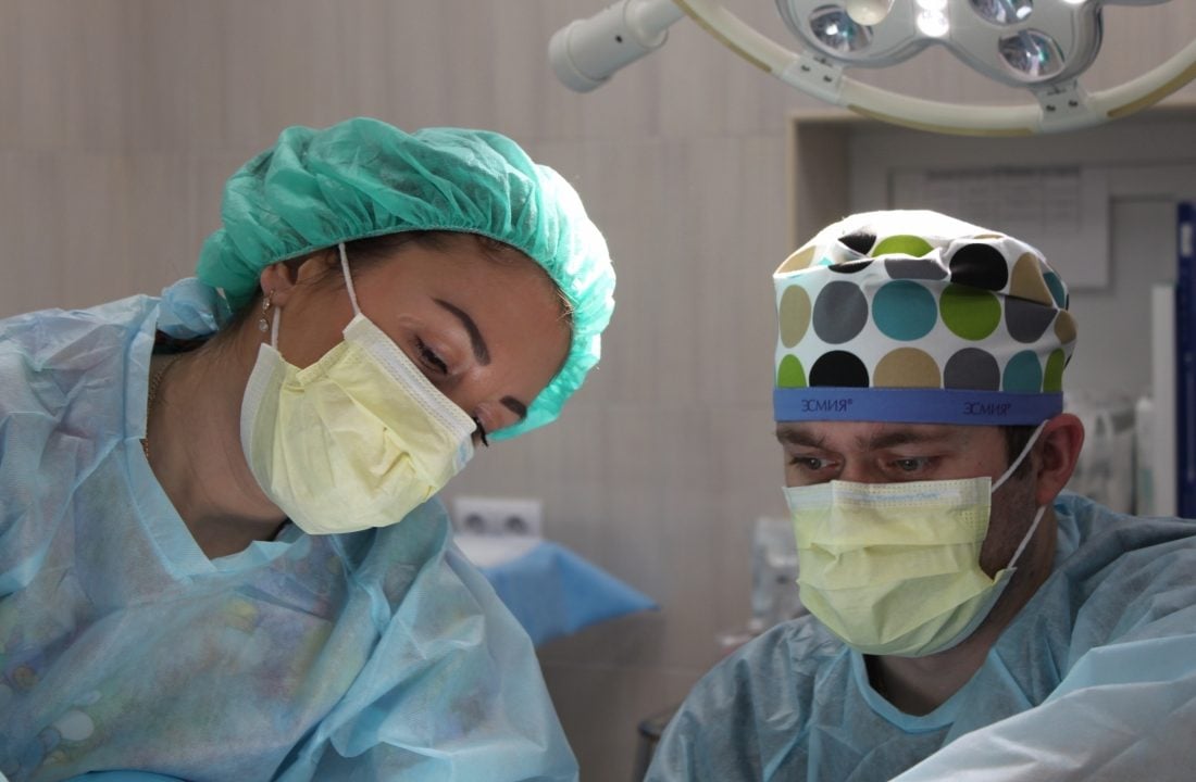 Recompensarán con puntos a médicos que se sumen a atender COVID-19
