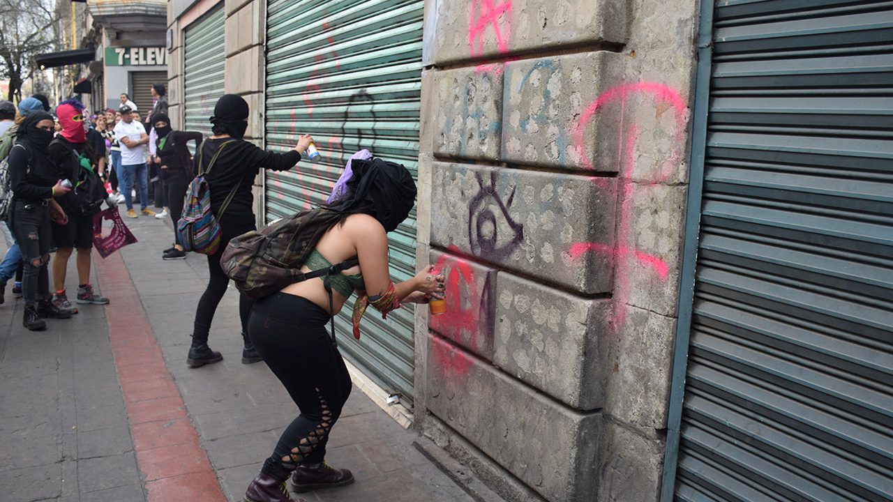 Proponen trabajo comunitario a quien dañe inmuebles en marchas