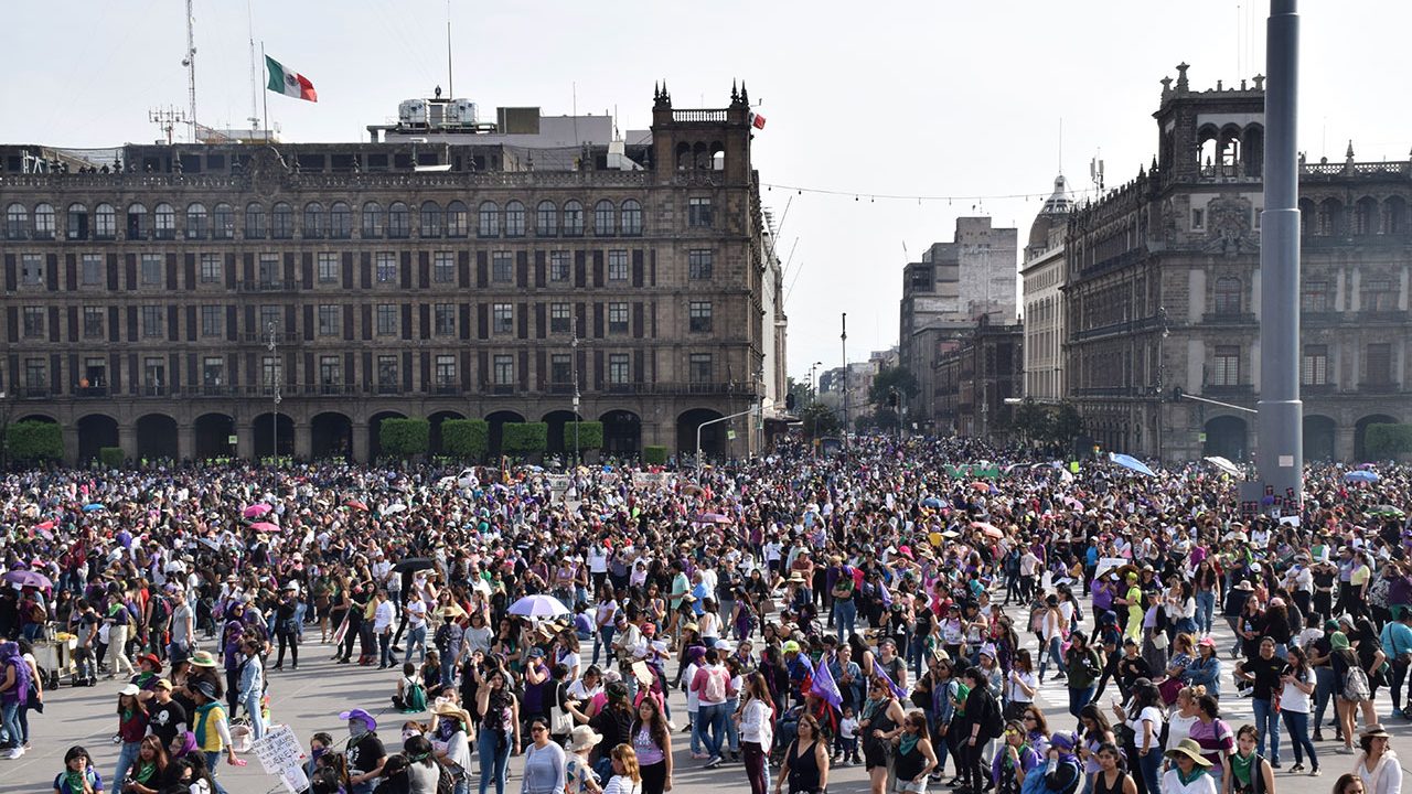 Marchan simpatizantes de AMLO del Ángel al Zócalo sin incidentes