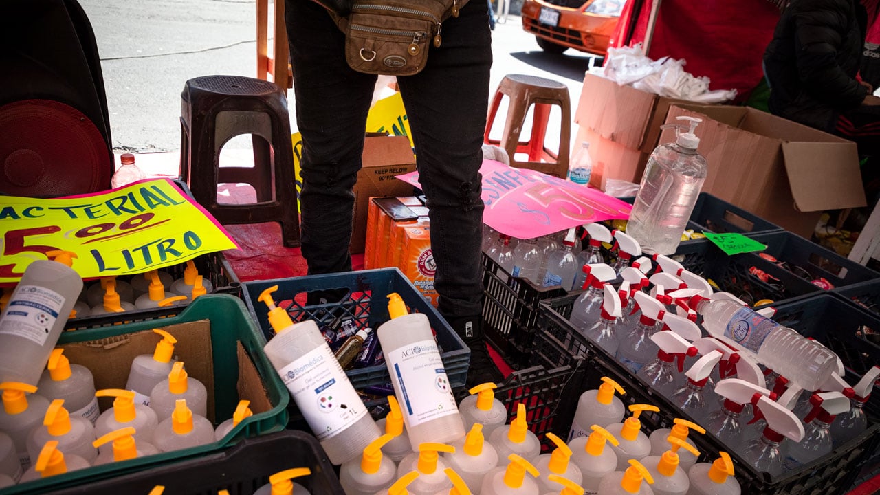 Mario se dedica a la comercialización de productos estéticos, sumó a su oferta de productos geles y productos desinfectantes. Foto: Angélica Escobar/Forbes México.