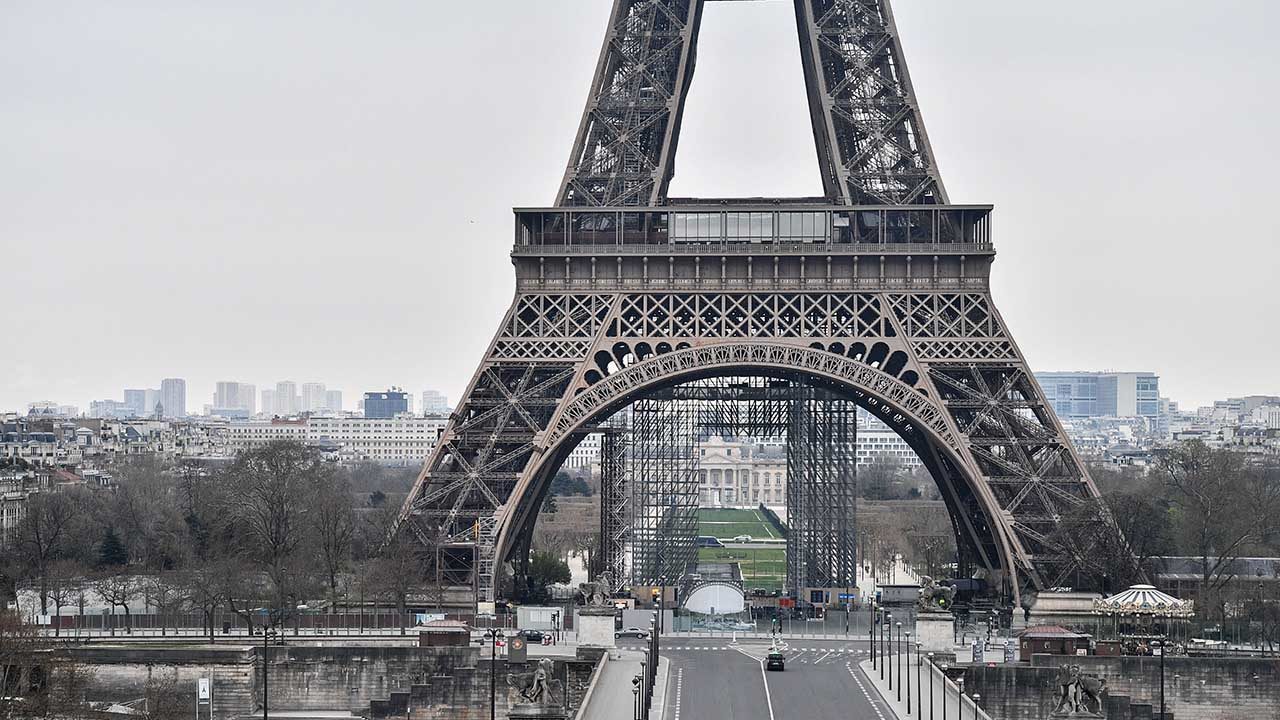 Francia pone bajo toque de queda a París y otras ocho ciudades por Covid-19