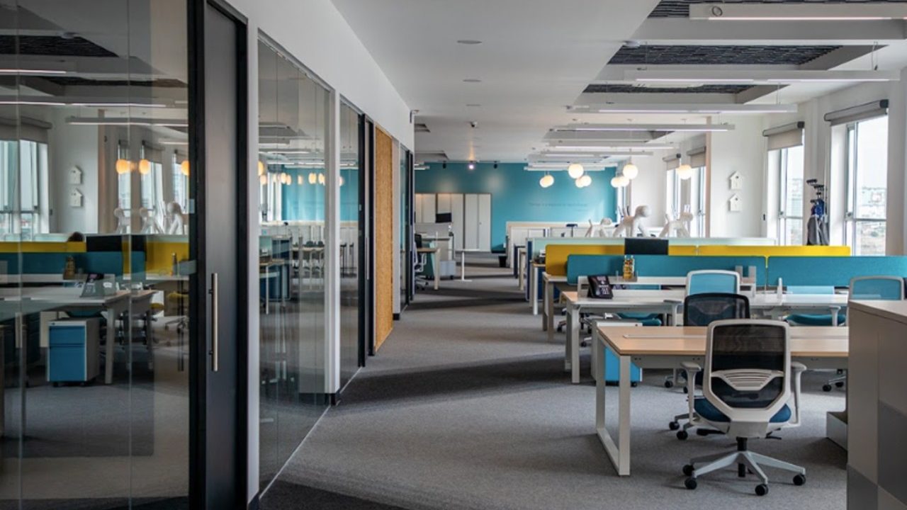 Herman Miller cambia los corporativos por escuelas y hospitales en México