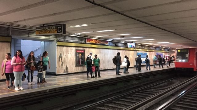 Familias, trabajadores, comerciantes, etc. esperando en Metro Balderas, una de las intersecciones más transitadas de la CDMX. Lunes 23 de marzo, 2020. Foto: Angélica Escobar/Forbes México.