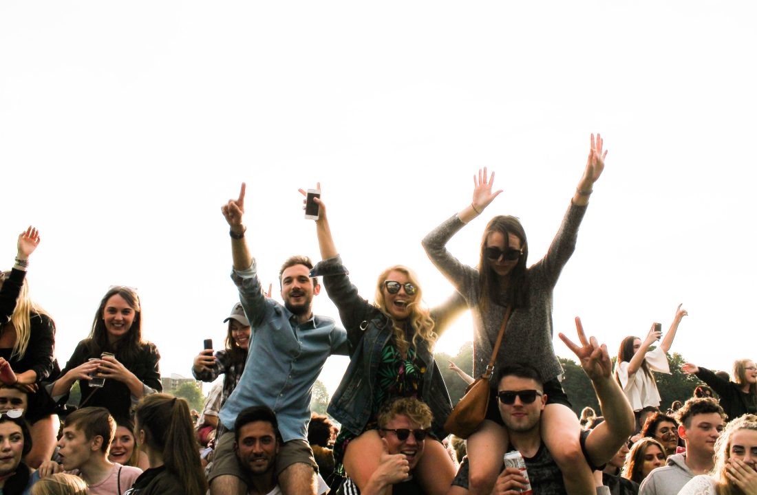 Millennials y centennials mexicanos priorizan su bienestar y contratan más seguros