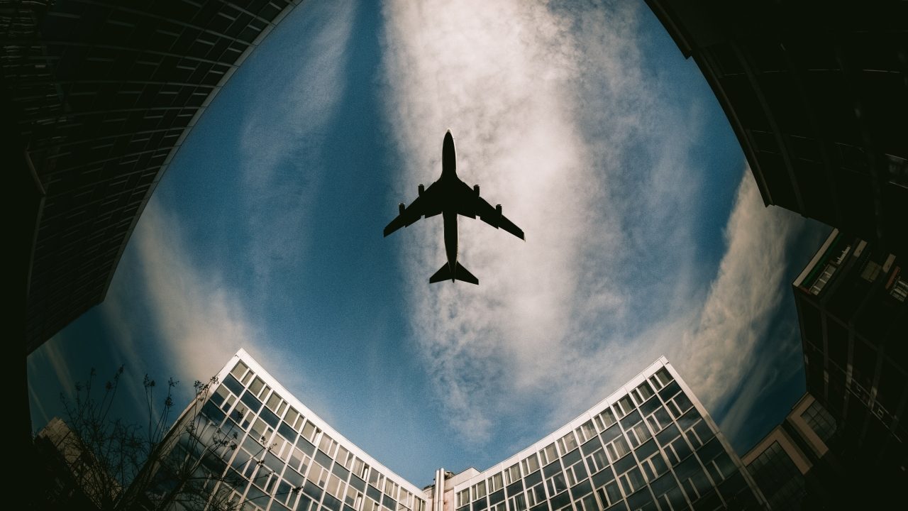 Estados Unidos evalúa exigir uso de mascarillas en aeropuertos