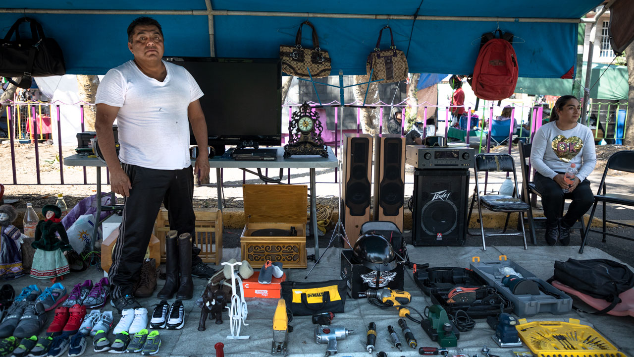 Gustavo Bustos trabaja 2 días a la semana en dos diferentes mercados al sur de la CDMX, con su negocio de antigüedades y artículos de segunda mano, ha dado sustento a su familia, conformada por 5 miembros, por más de 25 años.