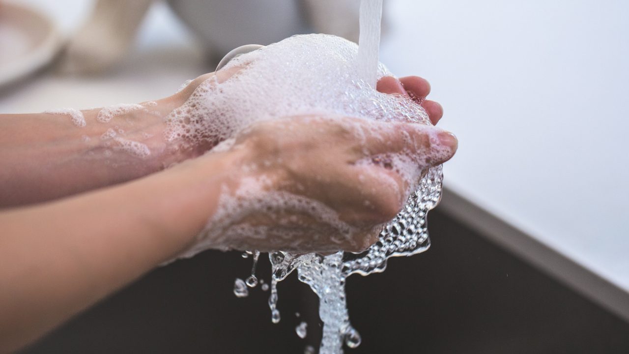 Central de Abastos produce 2,000 litros de gel antibacterial por coronavirus