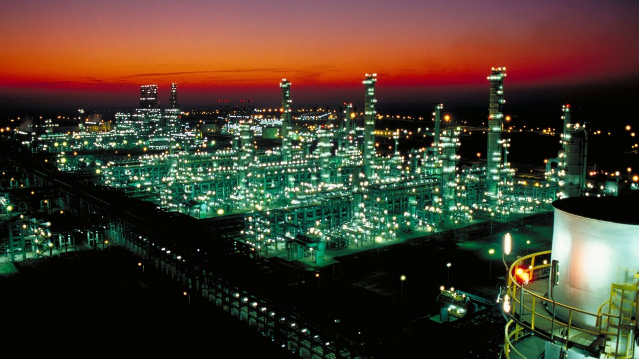 Rocío Nahle se asesora con una refinería india que ya no producirá gasolina
