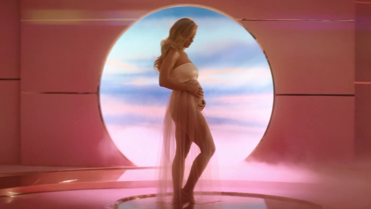 La multimillonaria Katy Perry confirma su embarazo y lo presume en videoclip