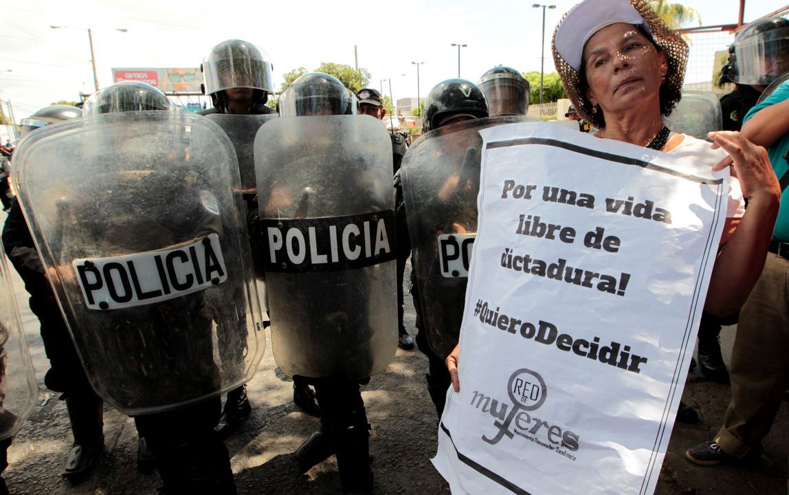 Mujeres marcharon por sus derechos a pesar del gas lacrimógeno, piedras y arrestos