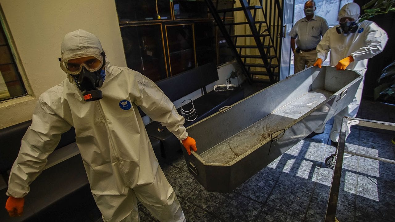 Funerarias en México enfrentan ‘espantoso’ número oculto de muertes por coronavirus