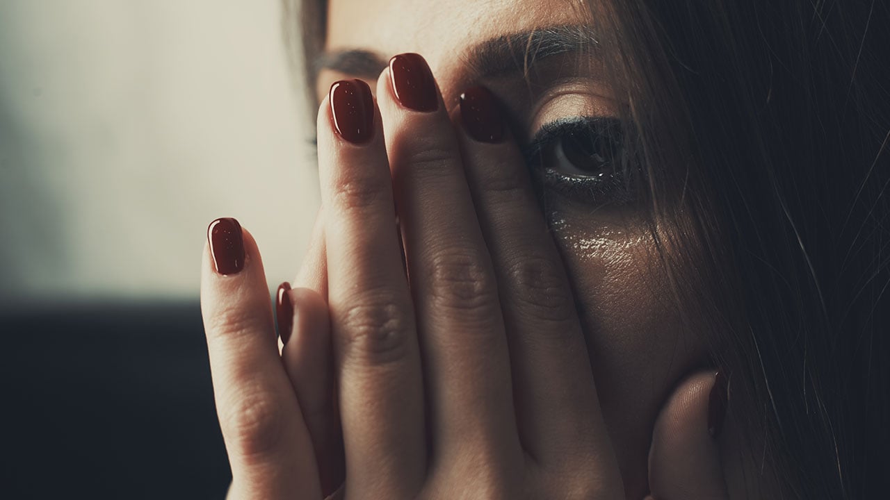 Violencia doméstica Depressed young woman crying