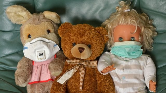 Coronavirus Alemania Doll and Teddy with mouthguard