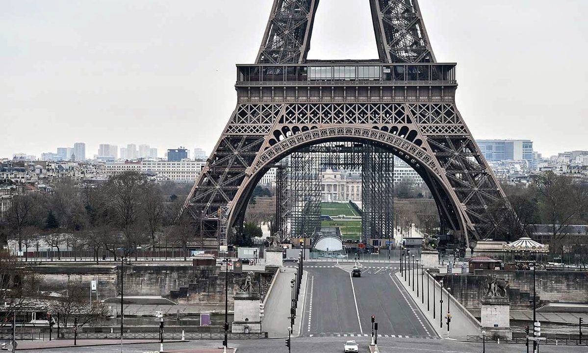 Cientos de personas en París se manifiestan contra el uso de cubrebocas
