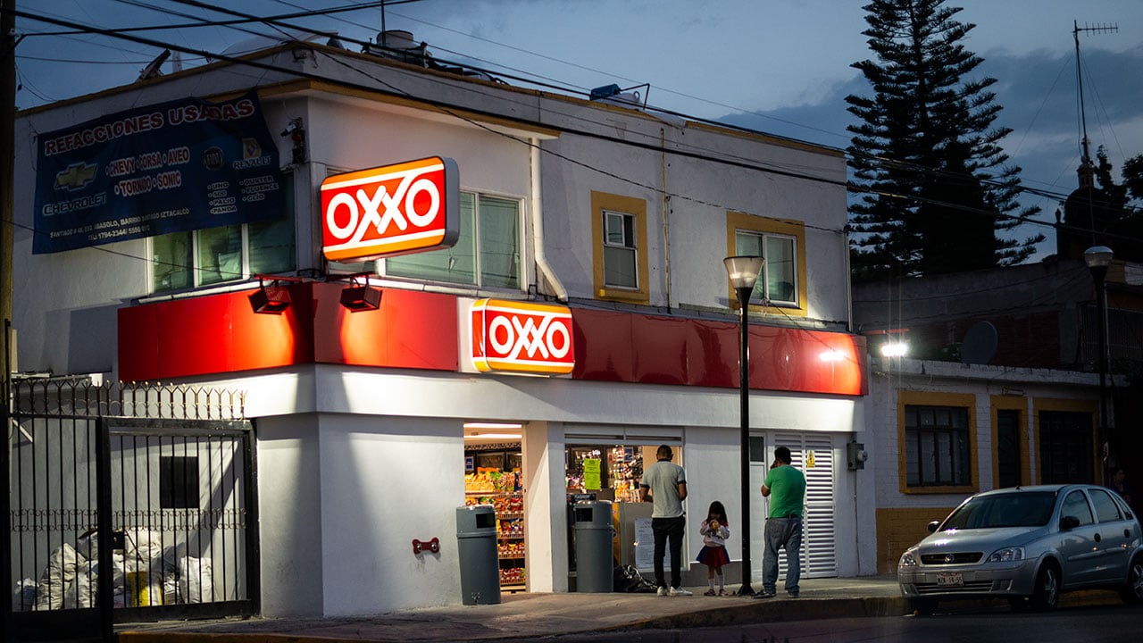 Con la segunda caja abierta, Oxxo responde críticas y explica sus tarifas eléctricas