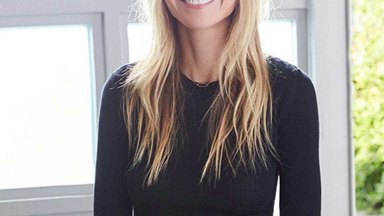 Gwyneth Paltrow dona el vestido Calvin Klein que usó en los Oscar