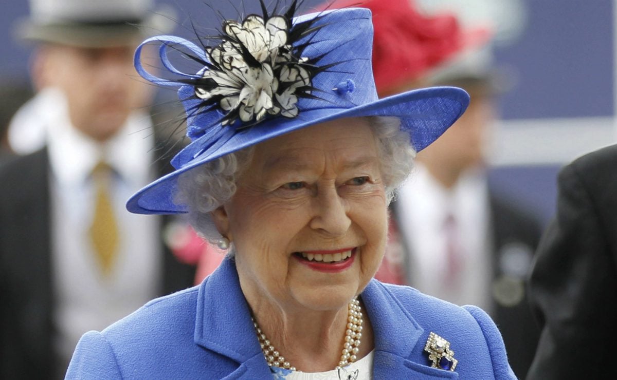 Reina Isabel pasa noche en hospital tras cancelar visita a Irlanda del Norte