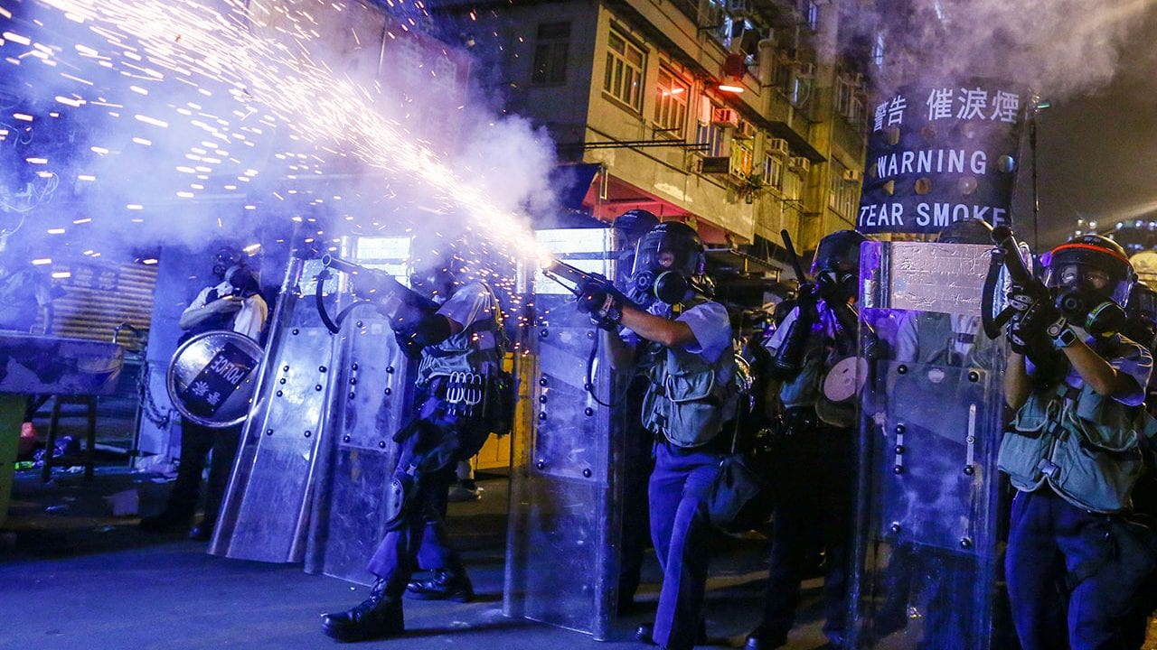 Policía de Hong Kong arresta a 200 personas en primer día de nueva ley