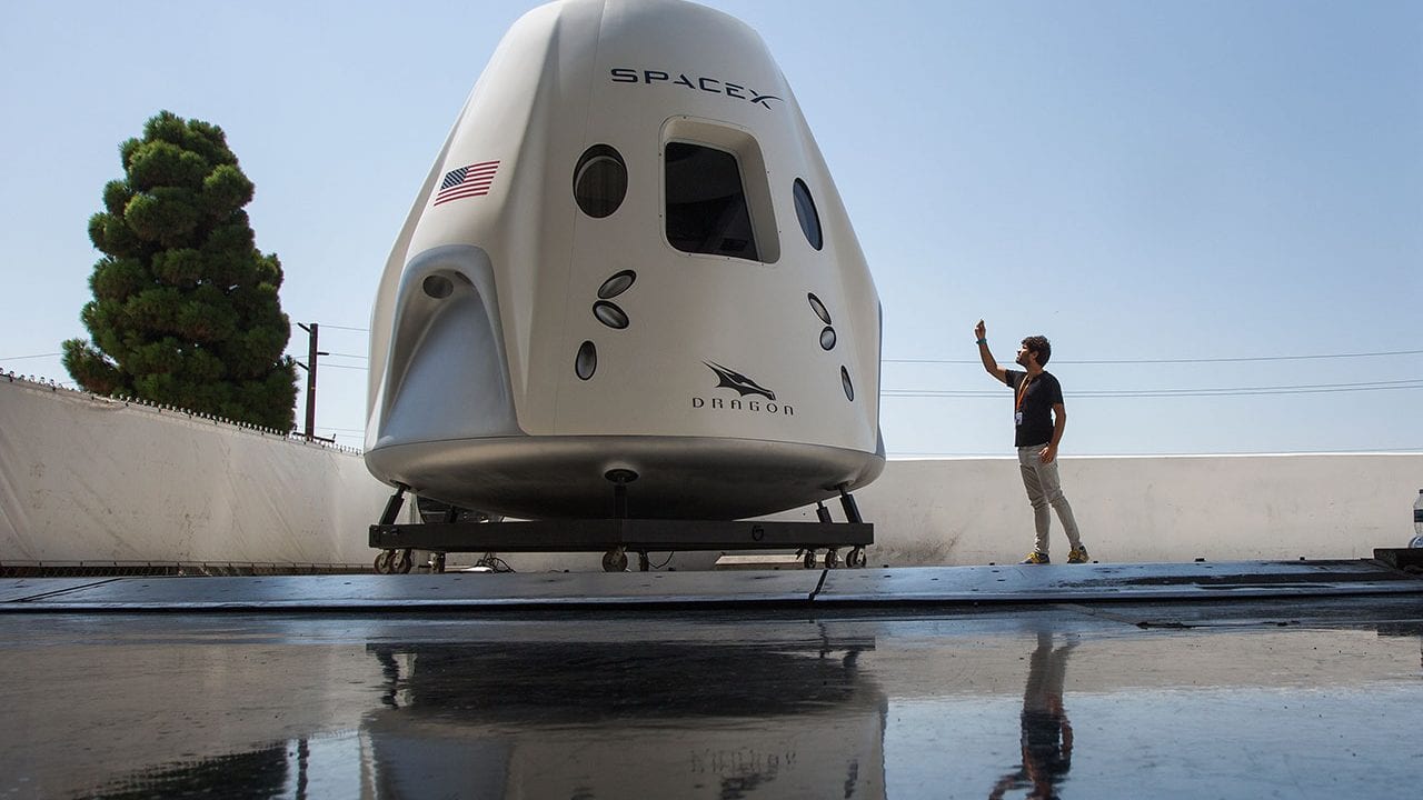 Misión espacial civil Dragon de SpaceX se apronta para orbitar la Tierra