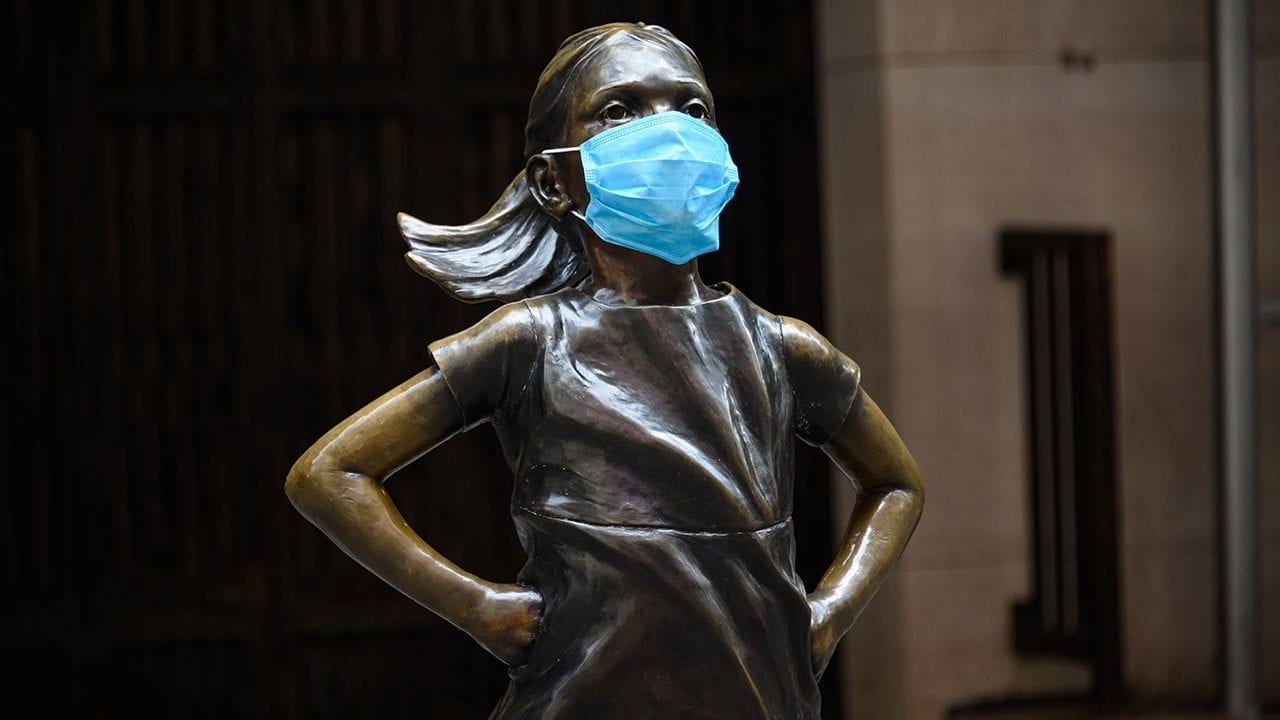 Famosas estatuas del mundo se ‘adaptan’ y portan cubrebocas