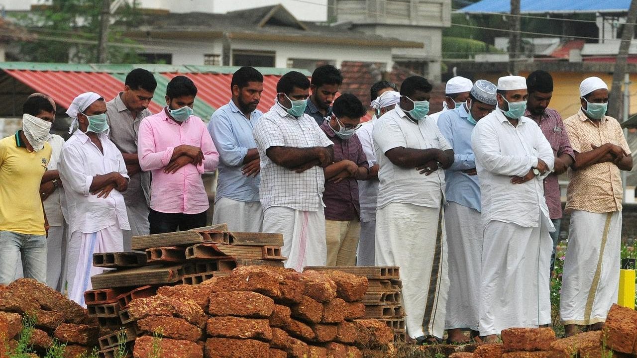 India supera récord diario de muertes por Covid-19 en medio de ciclón
