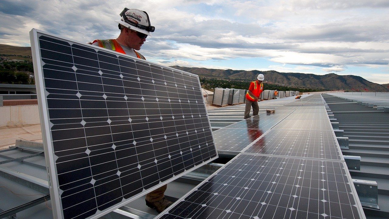 Desarrollan nuevo material cuántico que promete más de 190% de eficiencia de los paneles solares
