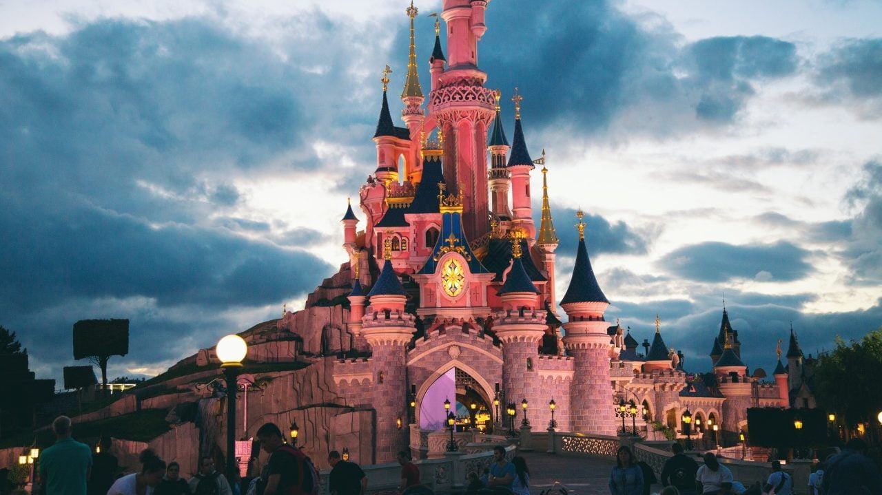 Disneyland París estima comenzará a reabrir sus parques el 15 de julio