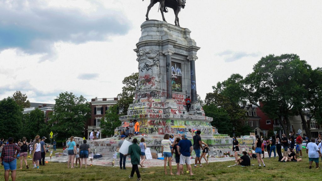 Estatua Monumentos protestas Black lives matters virgina