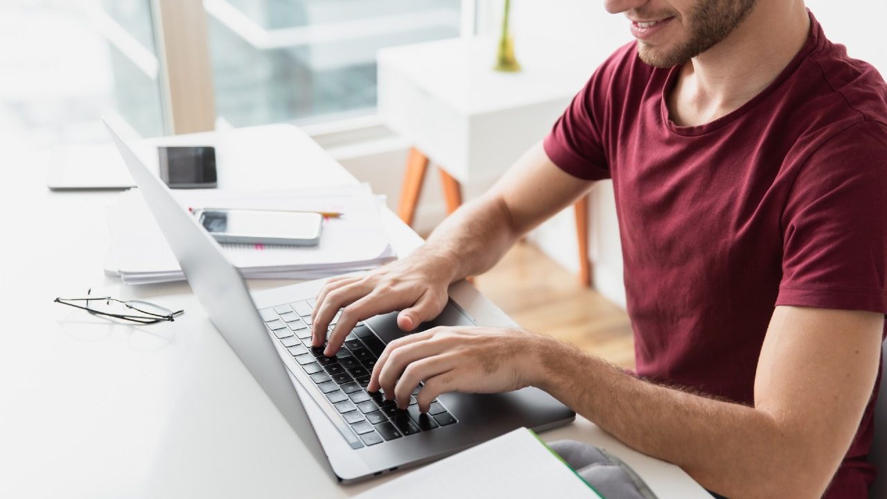 Home office: arrancan derecho a desconexión y pago por luz e internet