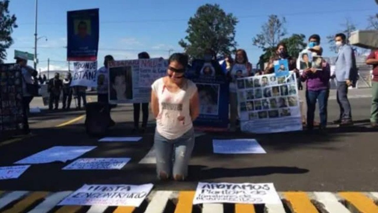 Familiares de desaparecidos reclaman a AMLO ‘que los atienda como hizo con la madre del Chapo’