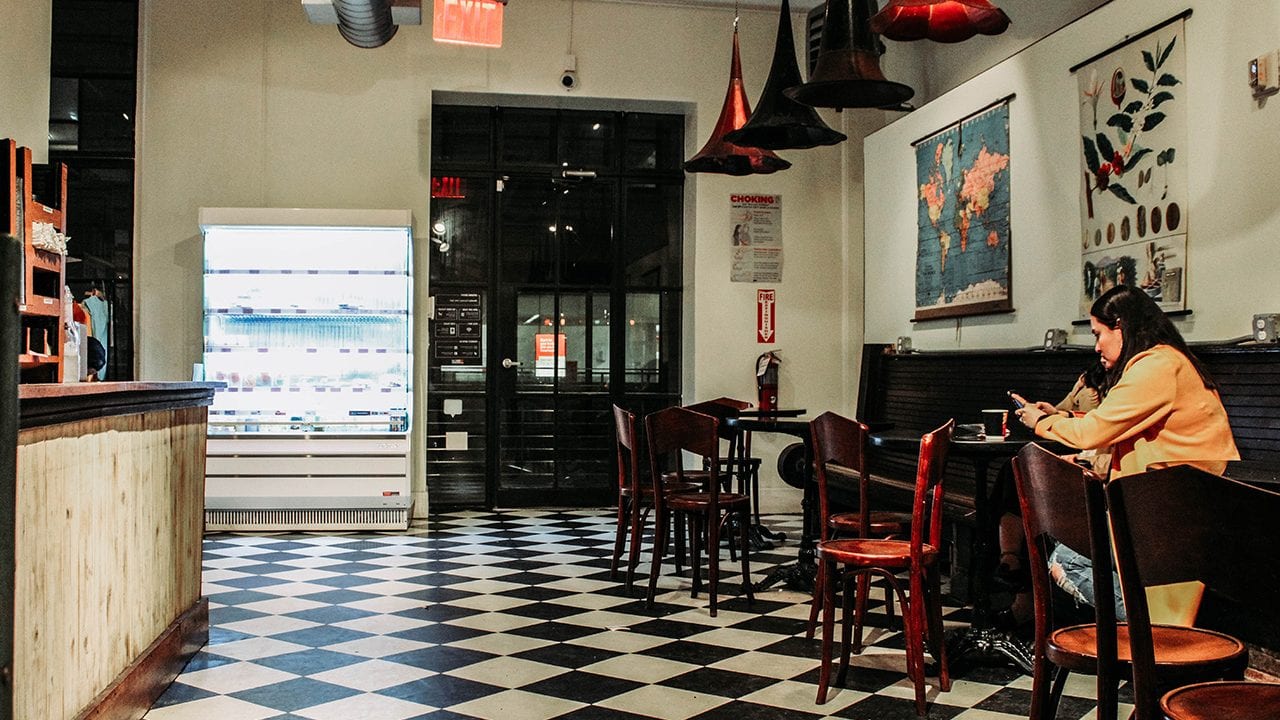 NY reabre peluquerías y cafés a pesar de repunte por Covid-19 en otros estados