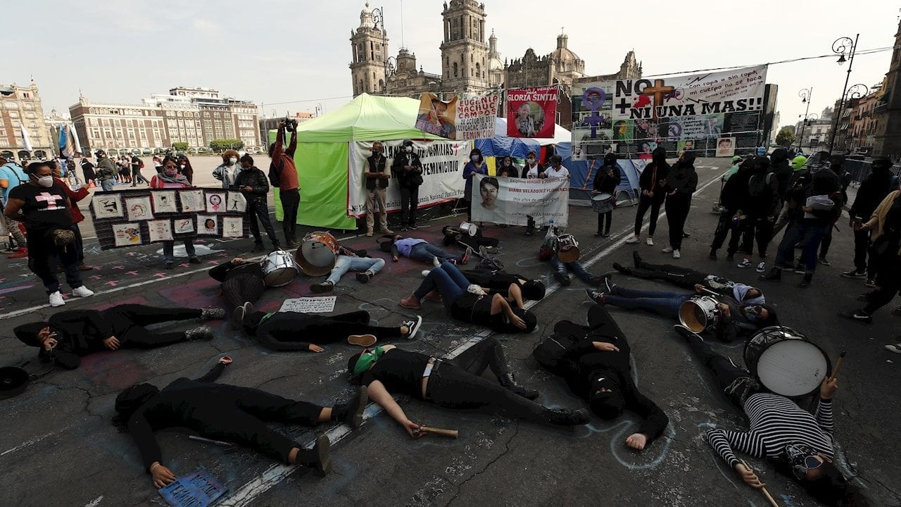 Familiares de víctimas de feminicidios exigen justicia frente a Palacio Nacional