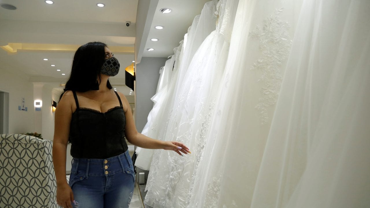 Menos invitados y un vaso por persona: las bodas se adaptan para ‘convivir’ con pandemia