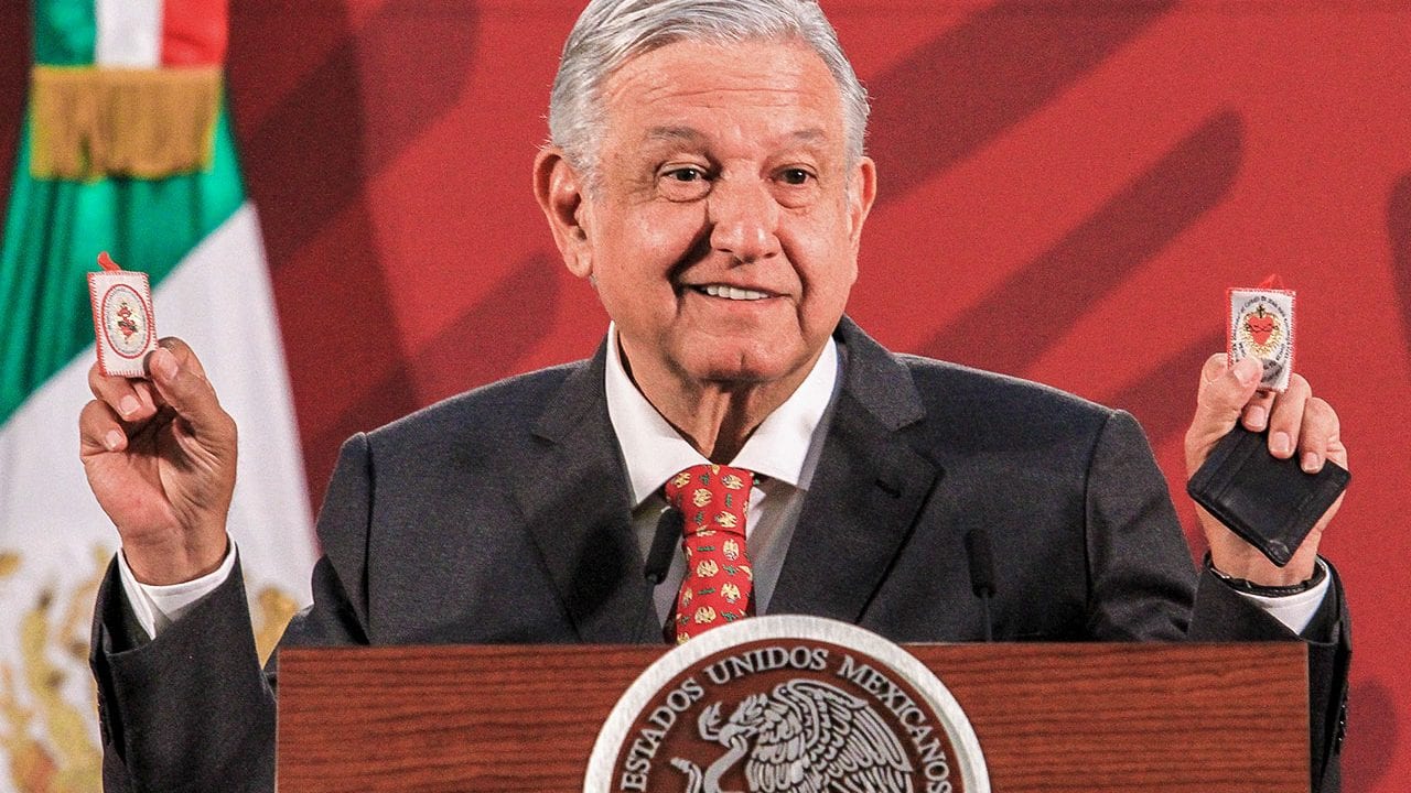 Ejercer poder mesiánico, la razón de AMLO para no usar cubrebocas: experto