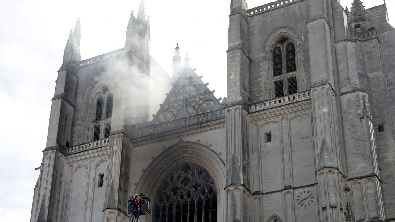 Justicia francesa sospecha que incendio en la catedral de Nantes fue provocado por criminales