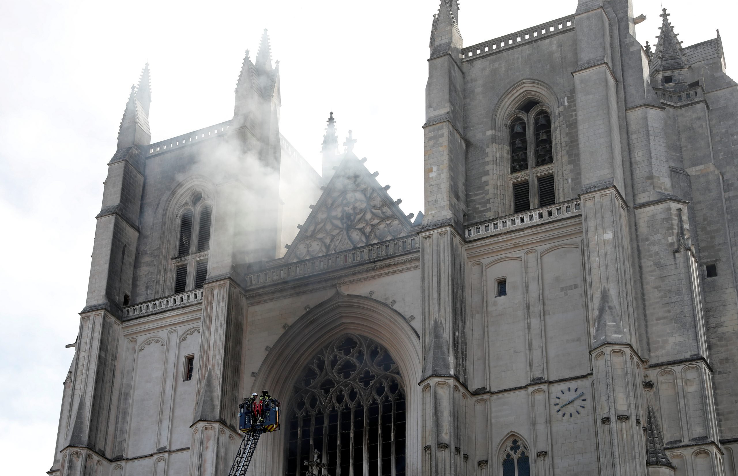 Justicia francesa sospecha que incendio en la catedral de Nantes fue provocado por criminales