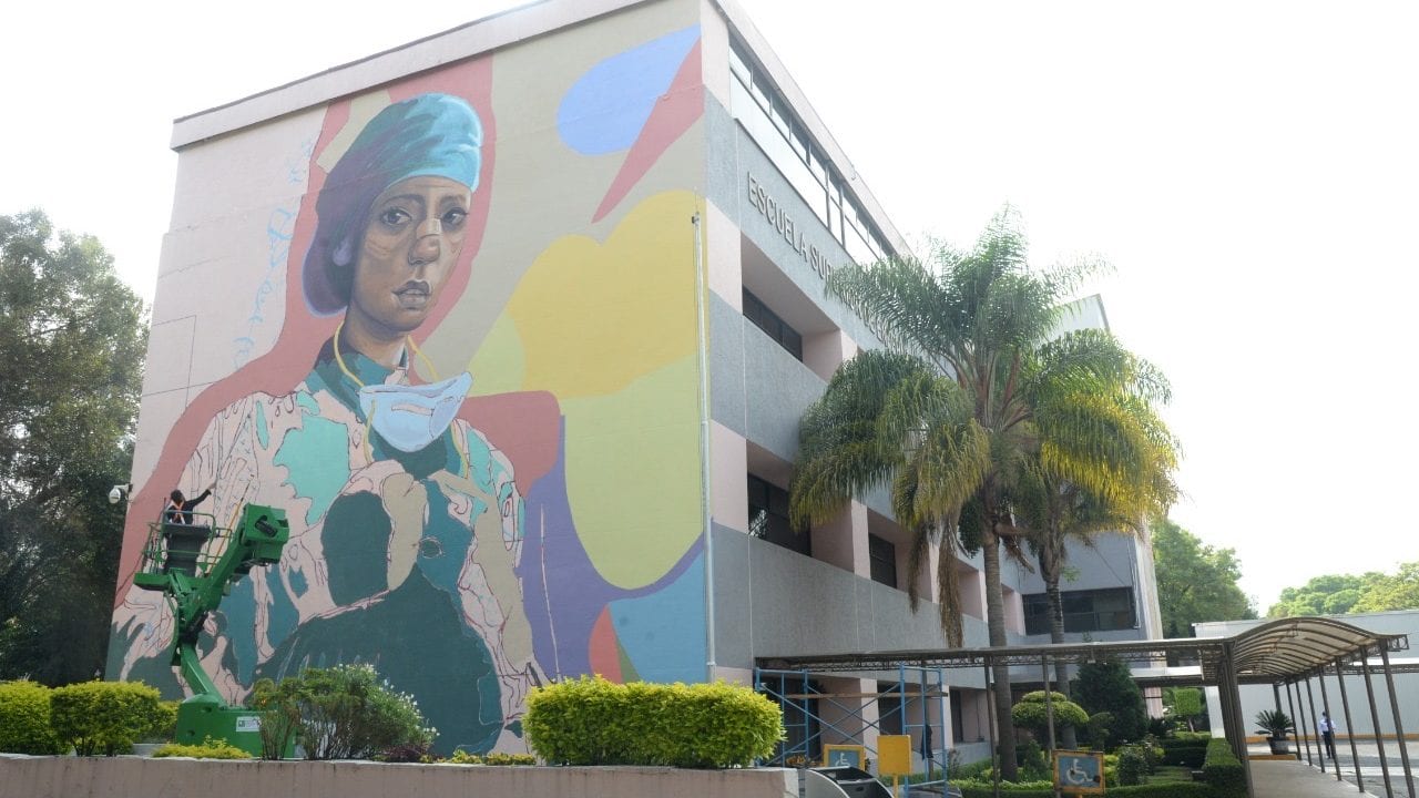 Con murales, homenajean a personal de salud que enfrenta Covid-19