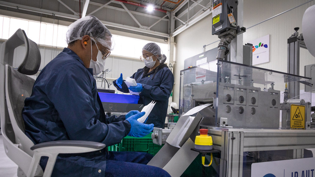 México tiene las jornadas laborales más largas y los salarios más bajos; abogan por reforma
