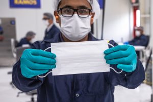 Cubrebocas mascarillas trabajadores empleo coronavirus covid-19 General Motors