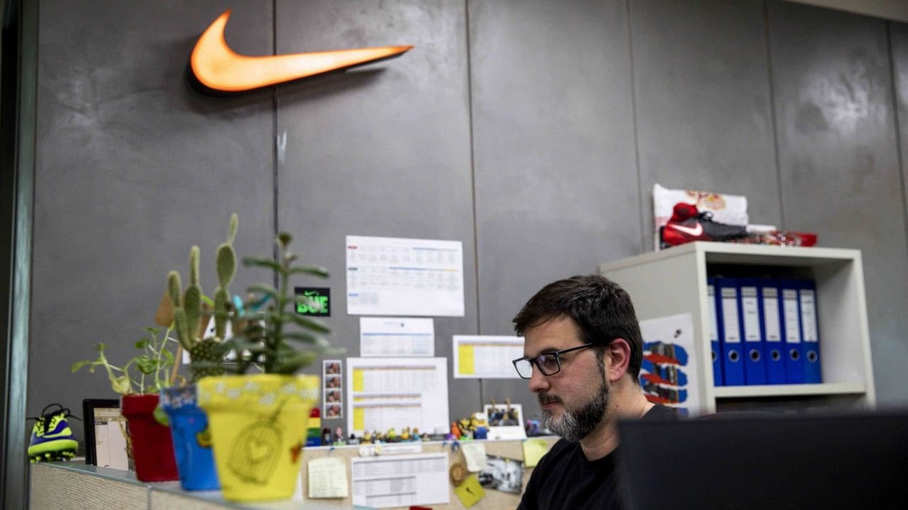 Nike no cumple estimaciones de ingresos en primer trimestre de 2021