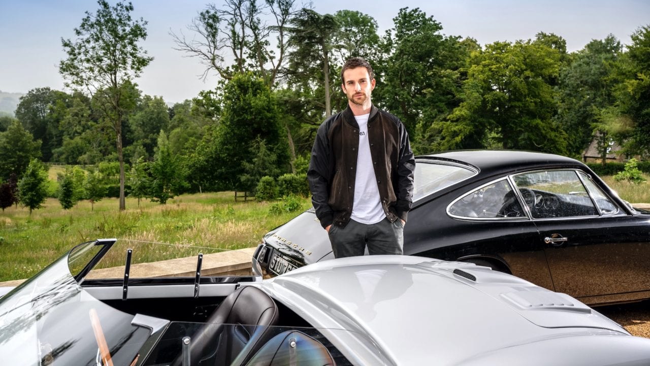 El bajista de Coldplay, un apasionado de los autos clásicos de Porsche