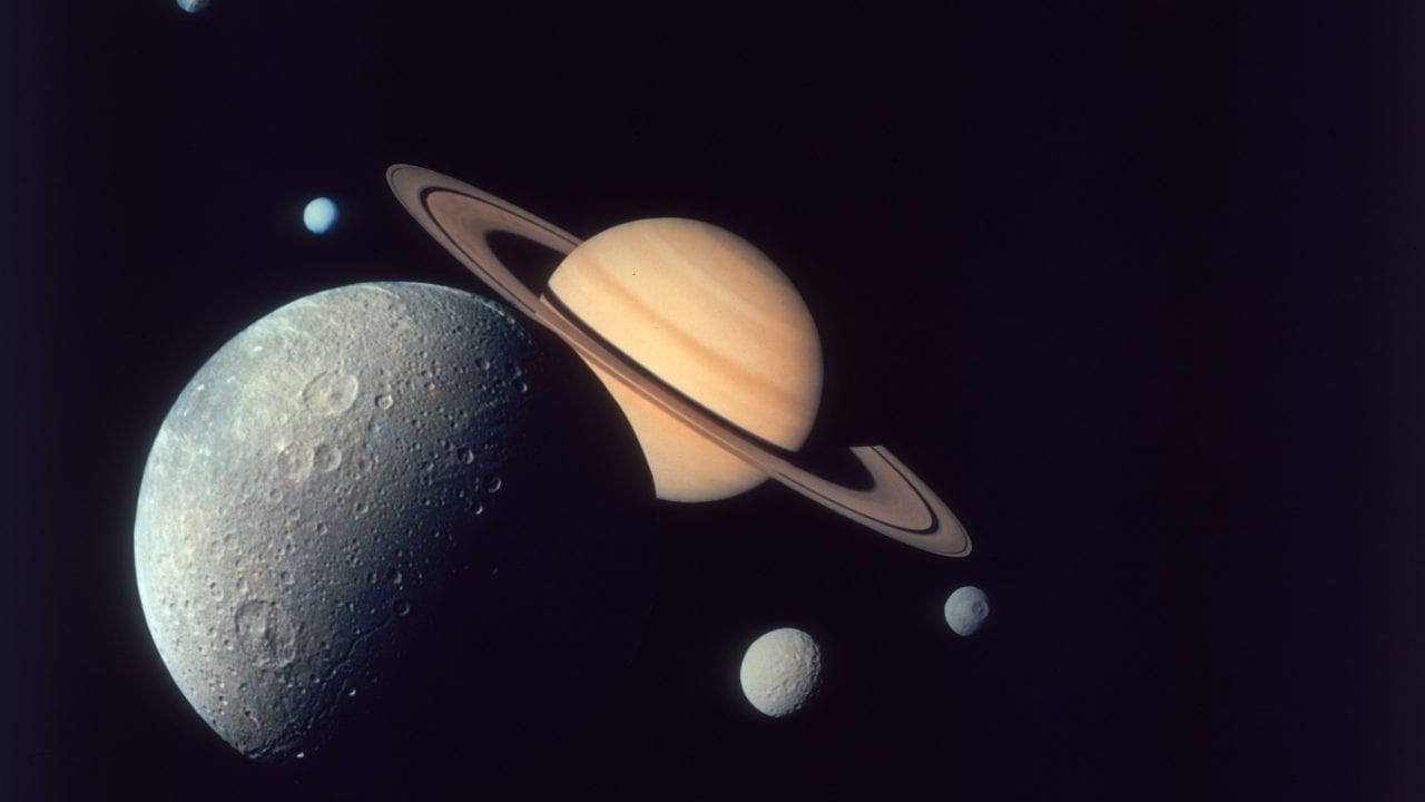 Telescopio Webb revela impresionante hito natural en luna de Saturno