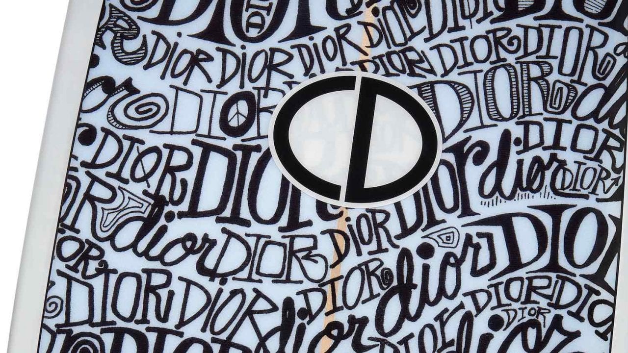 Dior presenta su primera tabla surf diseñada por Shawn Stussy