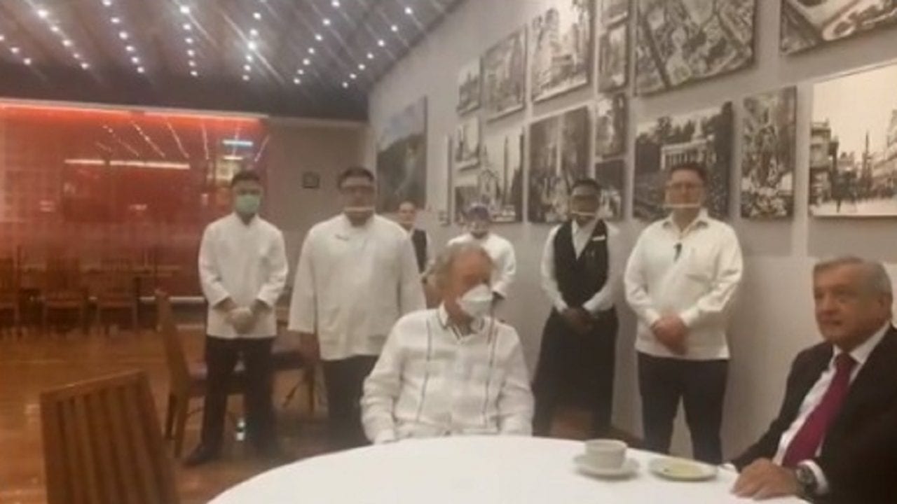 AMLO visita restaurante sin cubrebocas; invita a reactivar la economía